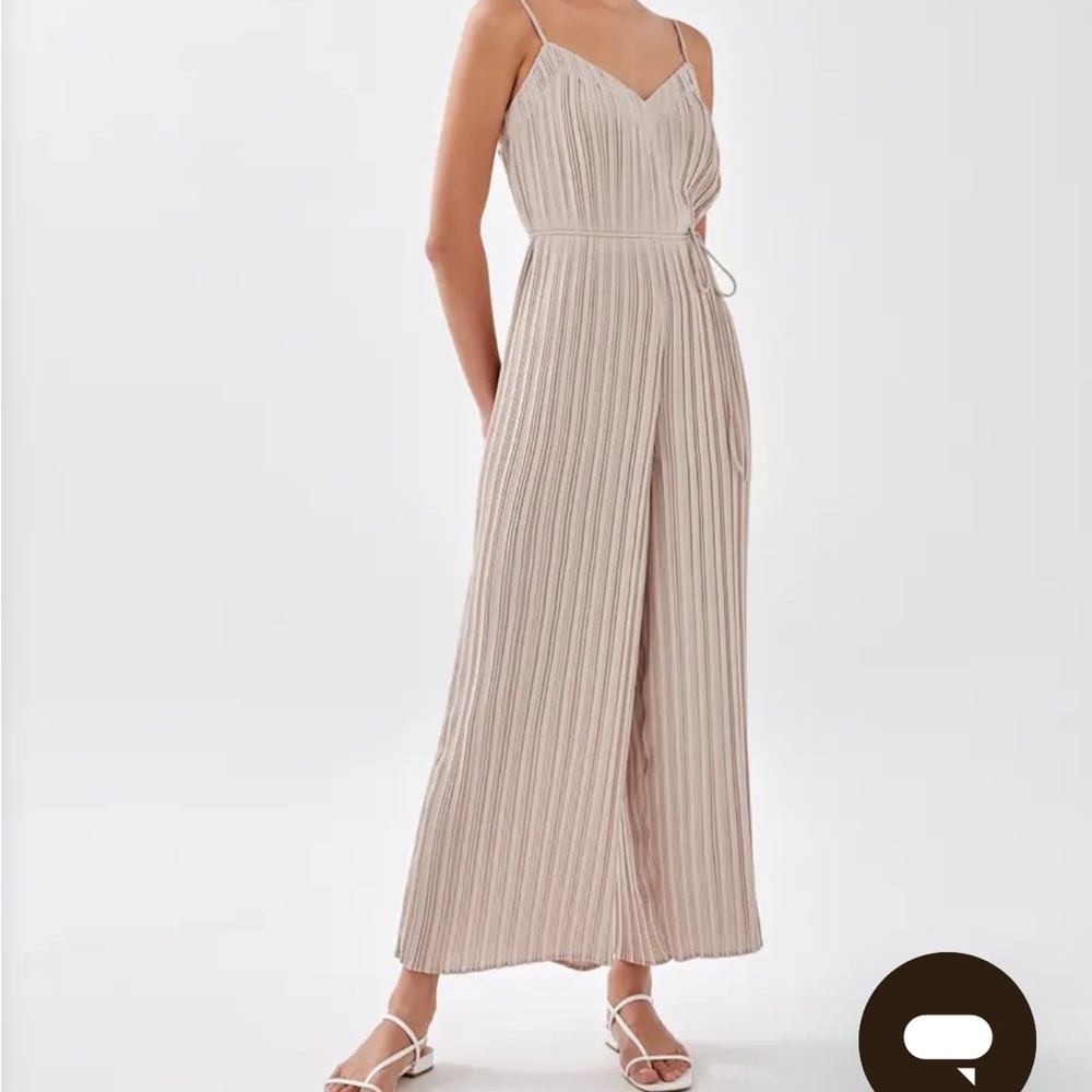 Chic Cream Jumpsuit with Strapless Neckline and Vertical Stripes